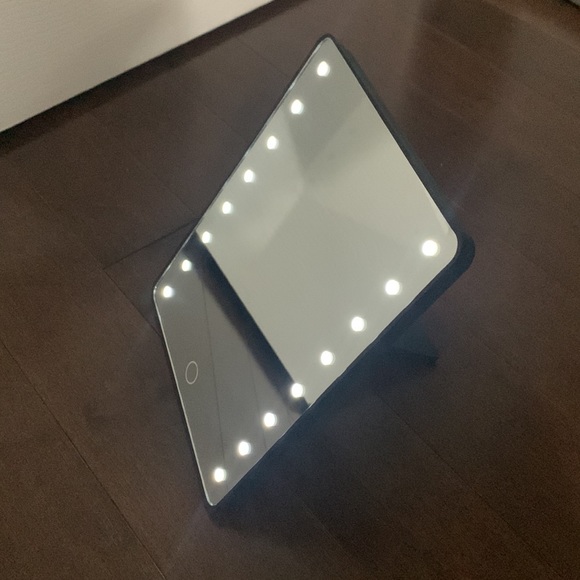 Light up face mirror - Picture 4 of 4